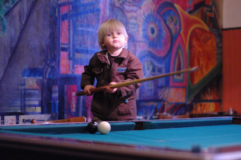 Dylan playing Pool at the Sandmann